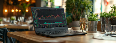 Laptop med Stock Charts Café